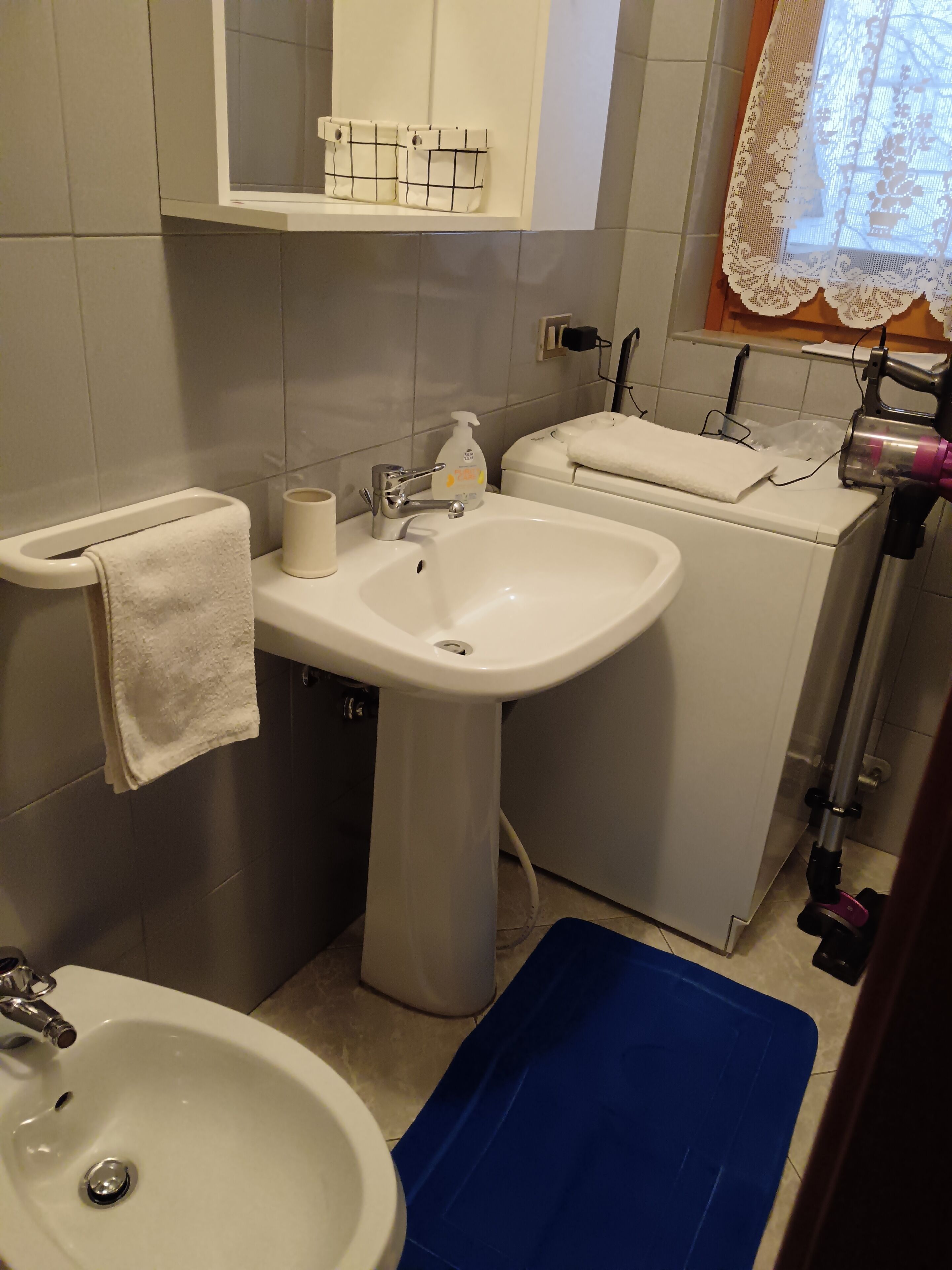 Ein Badezimmer mit Waschbecken, Toilette, Bidet und Handtuchhalter.