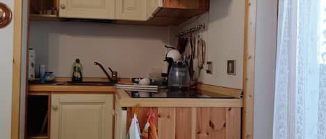Refrigerador, placa de cocina, cafetera/tetera, utensilios de cocina