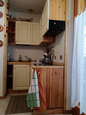 Jääkaappi, liesi, kahvin-/teenkeitin