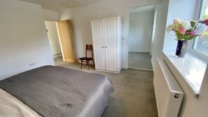 2 chambres, fer et planche à repasser, Wi-Fi gratuit, draps fournis