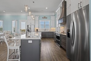 冷蔵庫、電子レンジ、オーブン、コンロ