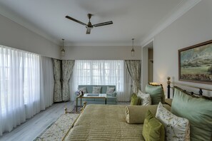 Suite (Campaign) | Minibar (con algunos artículos gratuitos) y cortinas opacas