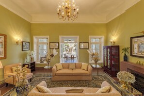 Artículos del minibar gratis y cortinas blackout 