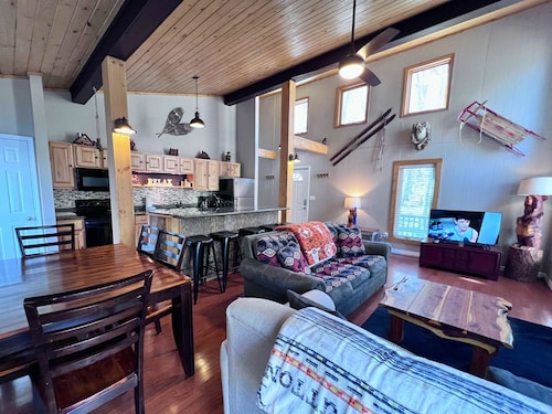 Charming home on Sugar Mountain with stream