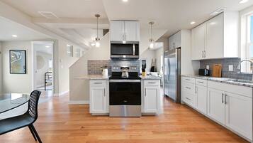 House, Multiple Beds, Patio, Garden View (4004 Main St) | Private kitchen | Fridge, microwave, oven, stovetop