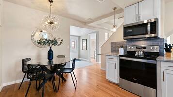 House, Multiple Beds, Patio, Garden View (4004 Main St) | Private kitchen | Fridge, microwave, oven, stovetop