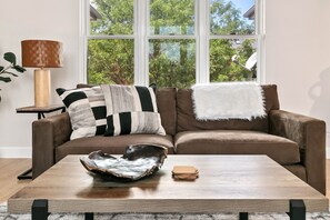 Living area - Quiet Urban Escape - Backs to Poudre River Trail (Fort Collins)