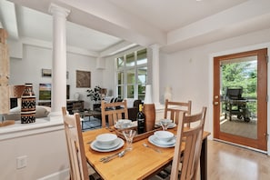 Condo, varias camas, balcón, vista al jardín (405 Mason Court (Unit 215)) | Restaurantes