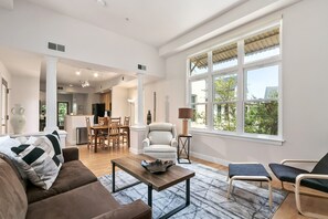 Apartment, Mehrere Betten, Balkon, Gartenblick (405 Mason Court (Unit 215)) | Wohnbereich | 55-Zoll-Flachbildfernseher mit Digitalempfang, Fernseher