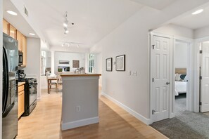 Apartment, Mehrere Betten, Balkon, Gartenblick (405 Mason Court (Unit 215)) | Eigene Küche | Kühlschrank, Mikrowelle, Ofen, Herdplatte