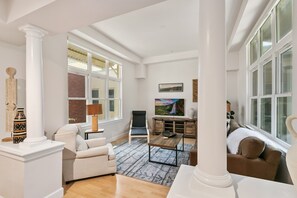 Apartment, Mehrere Betten, Balkon, Gartenblick (405 Mason Court (Unit 215)) | Wohnbereich | 55-Zoll-Flachbildfernseher mit Digitalempfang, Fernseher