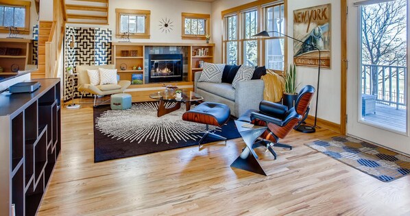 Leilighet, flere senger, terrasse, hageutsikt (415 Mason Court 5A) | Oppholdsområde | En 65-tommers Flatskjerm-TV med digitale kanaler samt TV og peis