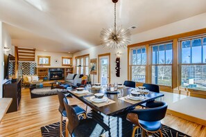 Leilighet, flere senger, terrasse, hageutsikt (415 Mason Court 5A) | Spiseområde