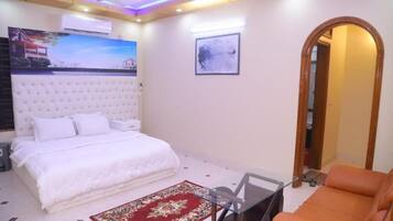 Desk, soundproofing, free WiFi, bed sheets