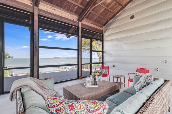 Living area - The Cape House-Elite waterfront house! Kayak ramp, Very private! (Rockport)