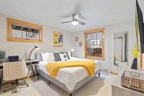 Leilighet, flere senger, terrasse, hageutsikt (415 Mason Court 5B) | 2 soverom, skrivebord, skrivebord for bærbar PC og strykejern/-brett