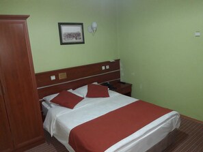 スタンダード ルーム | デスク、WiFi (無料)、ベッドシーツ