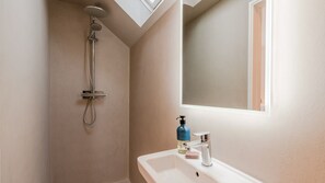 Douche, sèche-cheveux, serviettes fournies