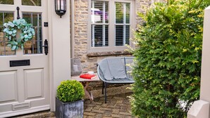 Terrace/patio - Gable Cottage  - Dog Friendly, Meysey Hampton near Cirencester (Meysey Hampton)
