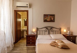 Classic Double Room | Minibar, desk, soundproofing, free WiFi
