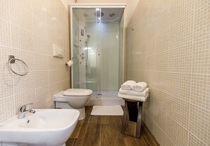 Klassieke tweepersoonskamer | Badkamer | Een douche, een hydromassagedouche, een haardroger, handdoeken