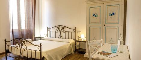 Standaard kamer | Een minibar, een bureau, geluiddichte muren, gratis wifi