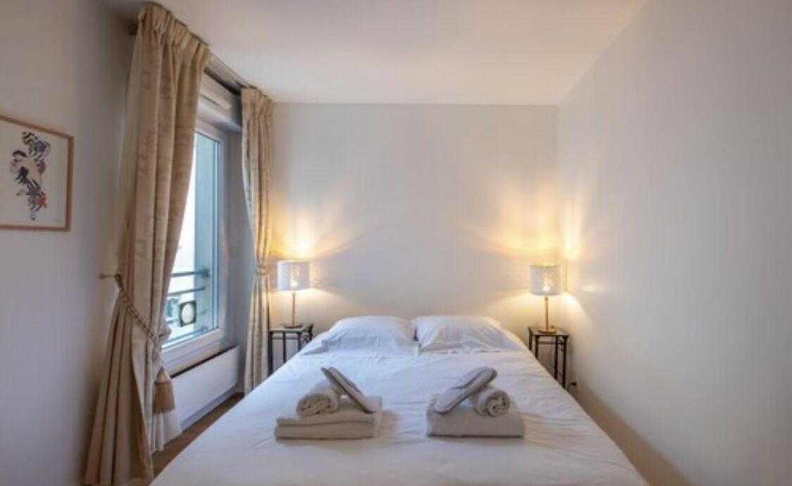 2 quartos, ferros/tábuas de passar roupa, berço de viagem