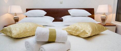 1 soveværelse, pengeskab på værelset, skrivebord, strygejern/strygebræt