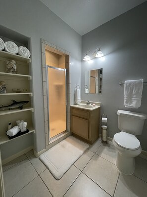 Shower, hair dryer, towels, soap - Lovely and Cozy 1bedroom apartment -WIFI - RokuTV (Pearland)
