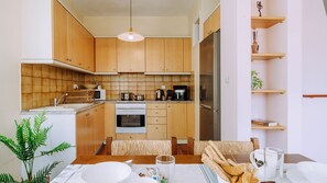 Fridge, microwave, oven, stovetop - Lithostroto Suites - Superior Apartment  (Argostoli)