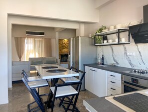 Fridge, oven, stovetop, dishwasher