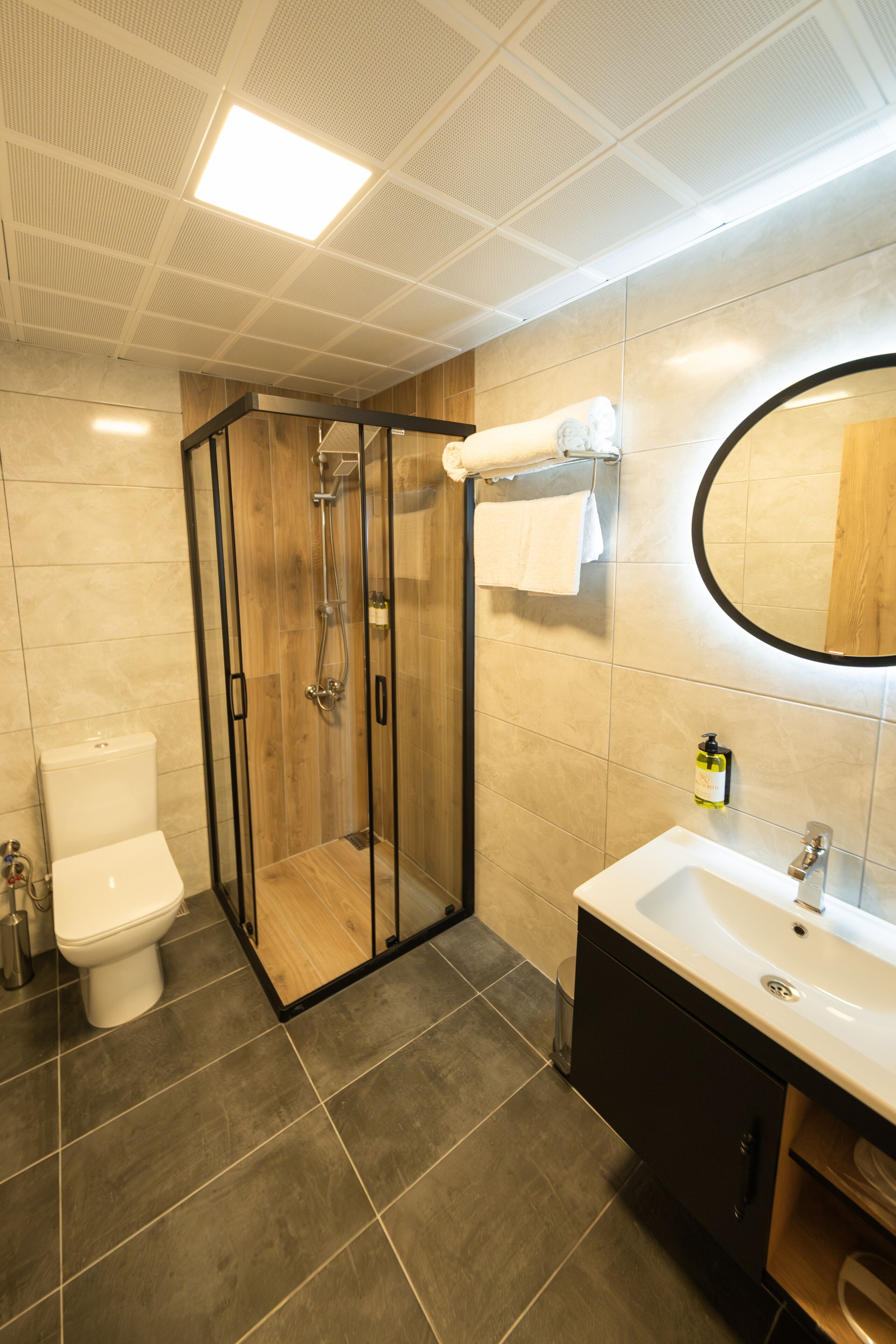 Phòng Tiêu chuẩn, 1 giường cỡ king, hút thuốc, ban công | Phòng tắm | Máy sấy tóc, dép đi trong nhà, khăn tắm, xà phòng 