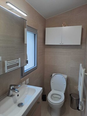 Sèche-cheveux, serviettes fournies, savon, shampoing