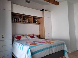 1 bedroom, desk, iron/ironing board, WiFi