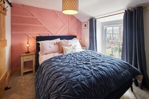 2 bedrooms, desk, iron/ironing board, WiFi