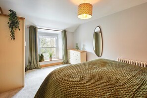 2 bedrooms, desk, iron/ironing board, WiFi