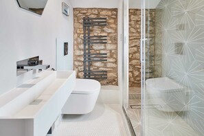Shower, hair dryer, towels, shampoo - Host & Stay | Lime Tree House (Holme)