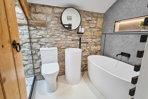 Dusche, Haartrockner, HandtĂŒcher, Shampoo