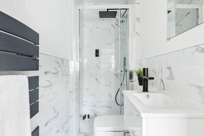 Ducha, secador de pelo, toallas