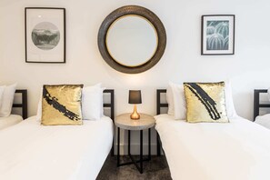 3 habitaciones, tabla de planchar con plancha, wifi y ropa de cama 