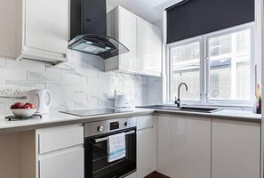 Jääkaappi, uuni, liesi, leivänpaahdin