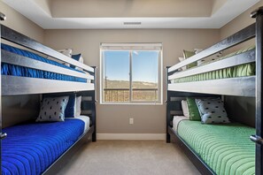 3 habitaciones, escritorio y tabla de planchar con plancha 