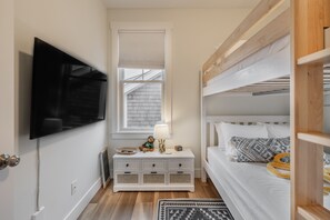 3 slaapkamers, een strijkplank/strijkijzer, gratis wifi, beddengoed