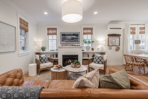 Tv, eldstad, tv-spel och böcker