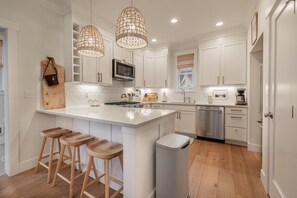 Kylskåp, ugn, spishäll och diskmaskin