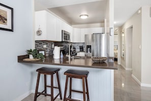 Fridge, oven, stovetop, coffee/tea maker - Kona Alii 707 Stunning Top Floor Penthouse w/ Roof Top Deck, AC, & Elevators (KAILUA KONA)