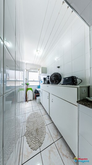 Family Apartment | Private kitchen | Fridge, microwave, oven, toaster - Paraiso e Tranquilidade na Guilhermina (Praia Grande)