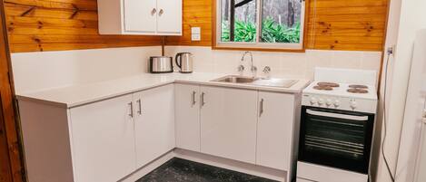 冷蔵庫、電子レンジ、コンロ、調理器具と食器