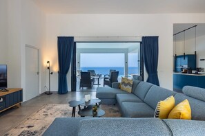 TV, offices - Holiday Dream: Sun, Sea & Serenity (Sint Willibrordus)