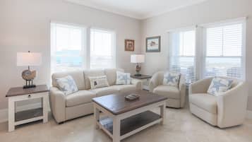 House, 3 Bedrooms | Living area | DVD player